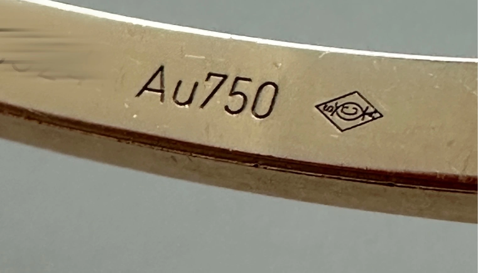 Cartier bracelet engraving showing the GCC524 serial and Au750 hallmark