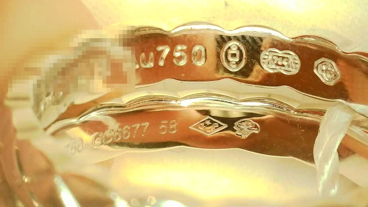 Macro photo of a counterfeit Chanel Coco Crush Mini ring hallmark engraving, second angle