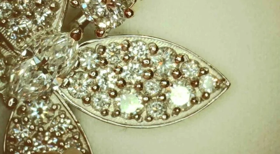Counterfeit Graff pavé setting, irregular prongs