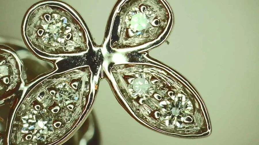 Genuine Graff pavé setting, uniform prongs