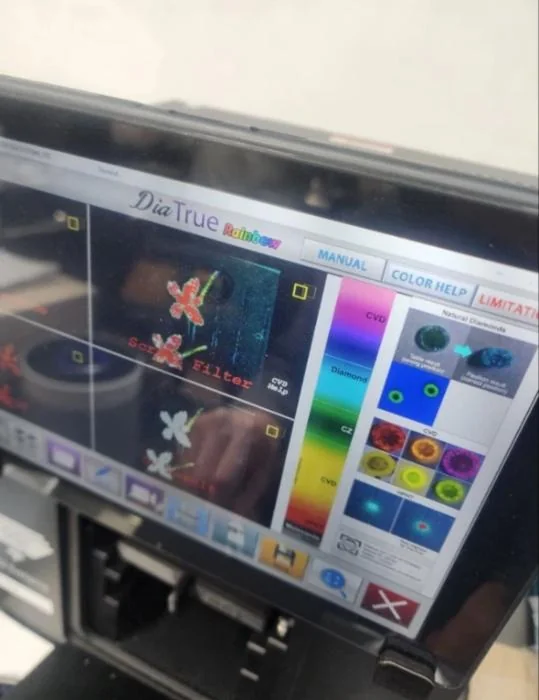 DiaTrue Rainbow diamond screening device display