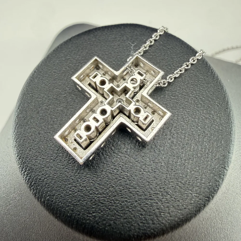 Counterfeit Damiani Belle Époque cross, rough reverse side