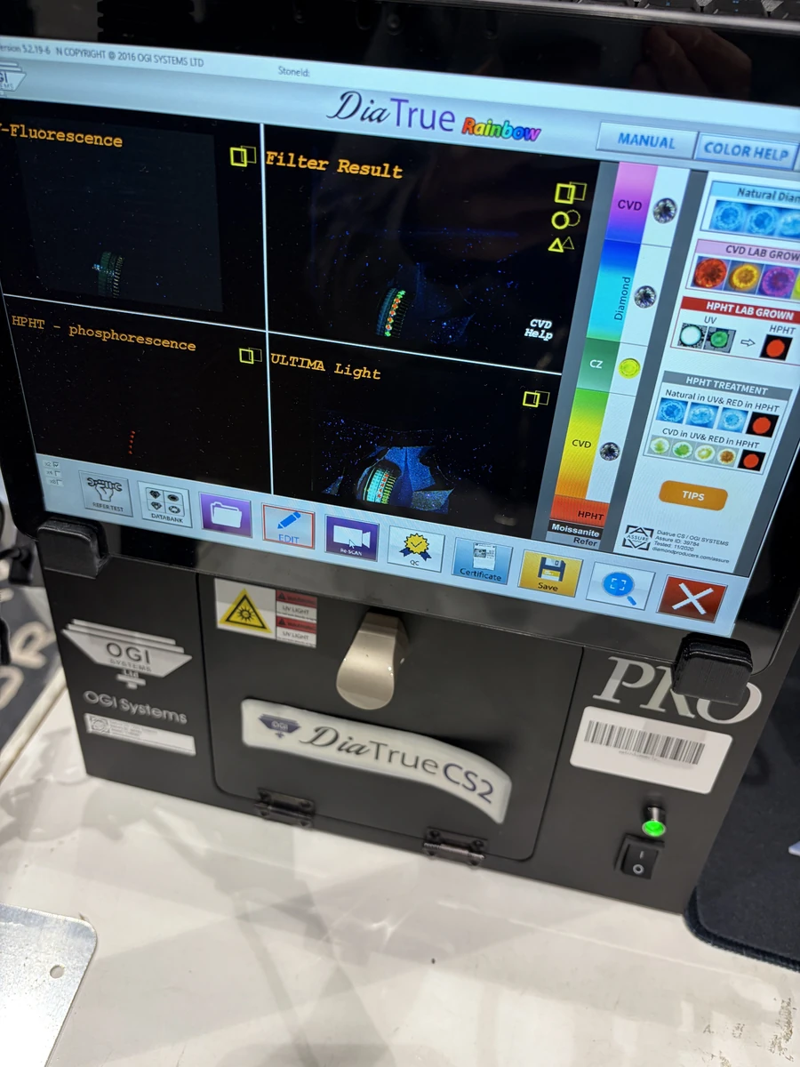 Diamond screening instrument displaying a red result for the stone