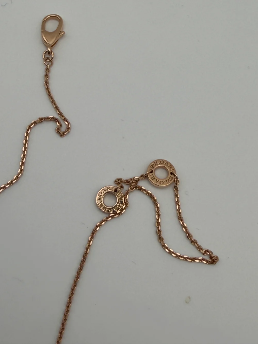 Lobster clasp and BVLGARI disc on the counterfeit necklace chain