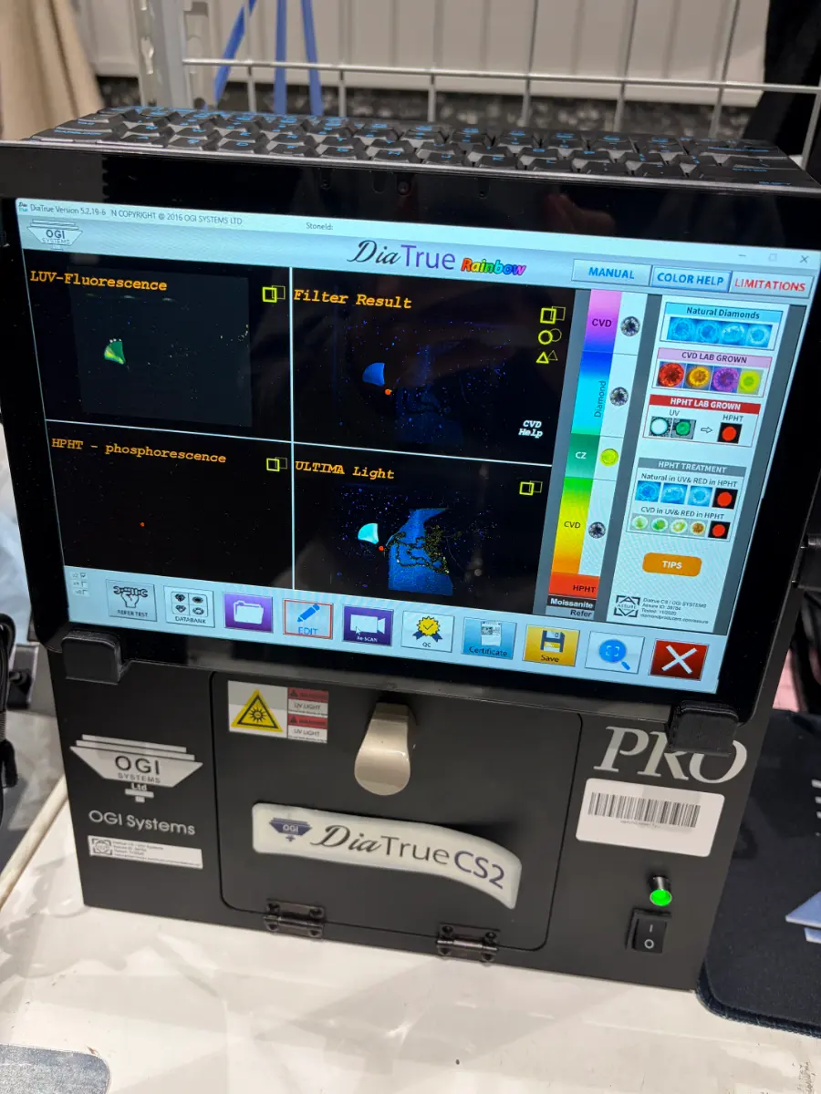 Diamond screening instrument displaying fluorescence and phosphorescence results for the stone